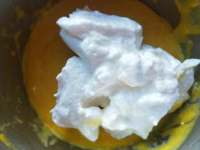 取1/3蛋白放入蛋黄糊中，搅拌均匀。