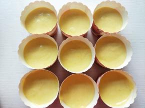 倒入纸杯模中。