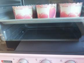 烤箱提前150度预热5分钟，放入烤盘。