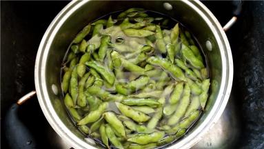 毛豆用清水浸泡洗净。