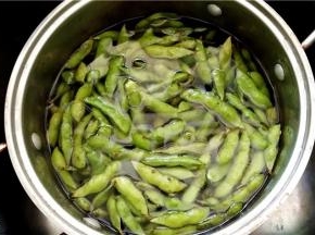 毛豆用清水浸泡洗净。