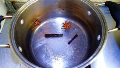 锅中加水放入调料和盐，几滴色拉油。