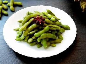 煮好的毛豆继续在盐水中浸泡1-2个小时，或者放入冰箱冷藏入味即可食用。