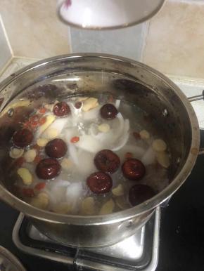 将清水加入汤中，煮5分钟后，加入剁好的鸡块