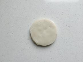 空白的那个饺皮放最上面！