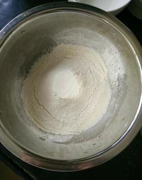 然后筛入低筋面粉，翻拌均匀，看不见干粉就可以了。