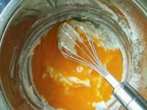 蛋清和蛋黄分离，蛋黄加入面粉糊里。