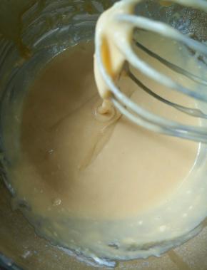 翻拌至顺滑，蛋黄糊就做好了，然后放一旁备用。