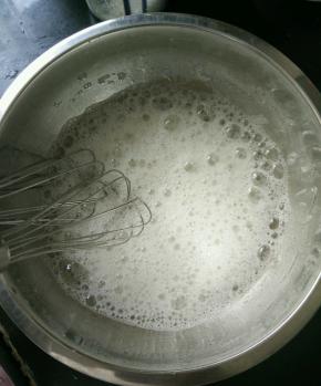 蛋清加入几滴醋，用打蛋器打发，白糖分三次加入。第一次打到有粗泡时加入，然后打到细腻时加入第二次，再打到有纹路时加入最后一次白糖。