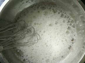 蛋清加入几滴醋，用打蛋器打发，白糖分三次加入。第一次打到有粗泡时加入，然后打到细腻时加入第二次，再打到有纹路时加入最后一次白糖。