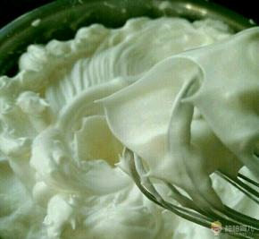 一直打到干性泡发，提起打蛋器有小而直的角就可以了。