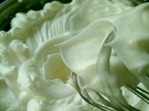 一直打到干性泡发，提起打蛋器有小而直的角就可以了。