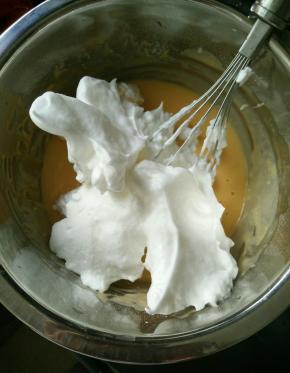 取三分之一蛋白糊放到蛋黄糊里，翻拌均匀，不要画圈圈，以免消泡了，蛋糕爬不高。