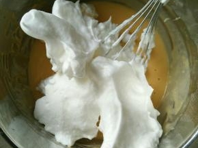 取三分之一蛋白糊放到蛋黄糊里，翻拌均匀，不要画圈圈，以免消泡了，蛋糕爬不高。