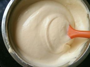 然后重新倒回蛋白糊里，继续翻拌至顺滑，同样不要画圈圈。
蛋糕糊做好后放到预热好的烤箱，上管120度，下管110度，烤50分钟左右，出炉立刻倒扣晾凉，然后徒手脱模。