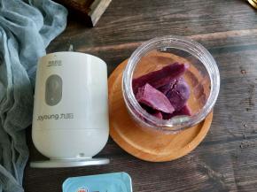 紫薯去皮上锅蒸熟，筷子能轻松穿透，拿出来晾凉。把紫薯放到九阳榨汁机里，加入酸奶。