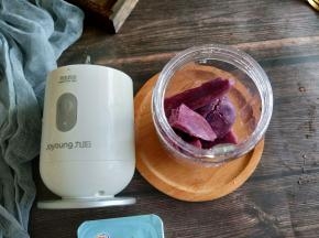 紫薯去皮上锅蒸熟，筷子能轻松穿透，拿出来晾凉。把紫薯放到九阳榨汁机里，加入酸奶。