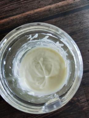 拿出冷藏的淡奶油150克，加入糖粉，用手动打蛋器打到有纹路，还可以流动就可以了。