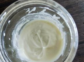 拿出冷藏的淡奶油150克，加入糖粉，用手动打蛋器打到有纹路，还可以流动就可以了。