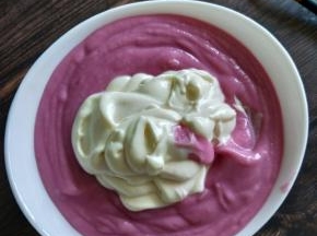 把奶油倒入紫薯泥里，继续用手动打蛋器打到均匀，然后装入裱花袋里，绑紧袋口。