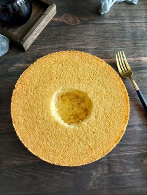 拿出之前做好的蛋糕，用刀在中心位置挖一个小洞，不要挖穿底部。