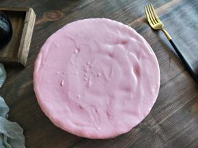 然后把紫薯泥倒入小洞里，再慢慢淋满整个蛋糕，旁边挤一些，做自然低落的样子，最后用些小花做装饰。