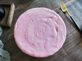 然后把紫薯泥倒入小洞里，再慢慢淋满整个蛋糕，旁边挤一些，做自然低落的样子，最后用些小花做装饰。