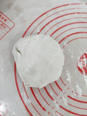 糯米粉加入白糖，再慢慢倒入热水，揉成面团，然后揪适量面团放到水里煮熟。