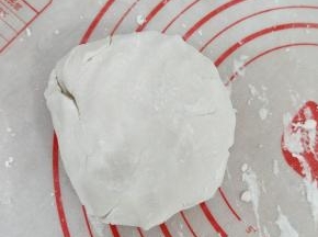 糯米粉加入白糖，再慢慢倒入热水，揉成面团，然后揪适量面团放到水里煮熟。