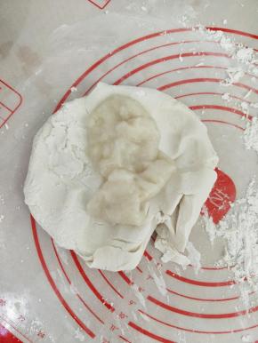 捞出重新放入面团里，继续揉，如果湿的话，就适量加点糯米粉，揉成软硬适中即可。