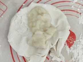 捞出重新放入面团里，继续揉，如果湿的话，就适量加点糯米粉，揉成软硬适中即可。