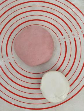 把三分之二的面团加入适量红曲粉，揉均匀。