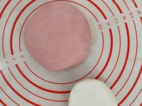 把三分之二的面团加入适量红曲粉，揉均匀。