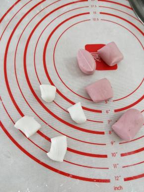 红色和白色糯米团分别搓成条，红色比白色的稍微大点，然后分成小块。