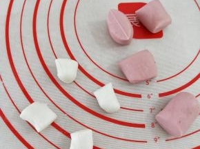 红色和白色糯米团分别搓成条，红色比白色的稍微大点，然后分成小块。