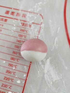 把两种颜色放到一起搓圆。