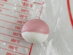 把两种颜色放到一起搓圆。