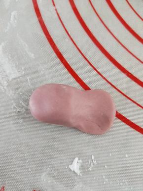 然后把你喜欢的颜色朝上，压出鱼尾巴。