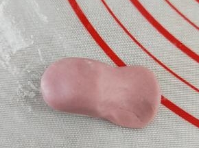 然后把你喜欢的颜色朝上，压出鱼尾巴。