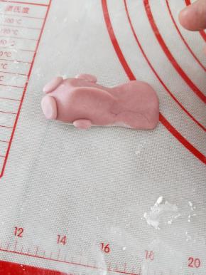 将两小片圆片贴在两侧，两个小圆球贴在头上（如果太干不好贴，可以刷一点水）