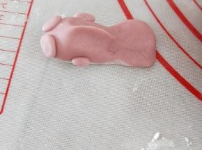 将两小片圆片贴在两侧，两个小圆球贴在头上（如果太干不好贴，可以刷一点水）