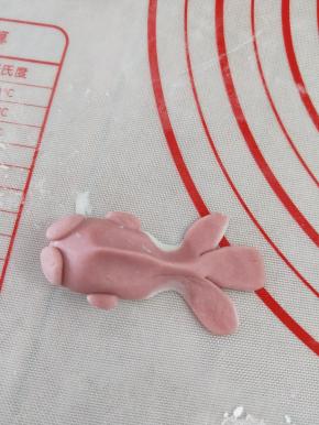 将尾巴剪成三片，整理形状。