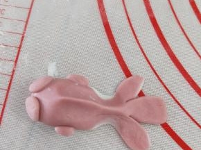 将尾巴剪成三片，整理形状。