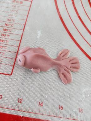 插上芝麻做成眼睛，再用牙签压出痕迹。