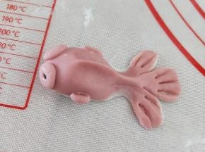 插上芝麻做成眼睛，再用牙签压出痕迹。