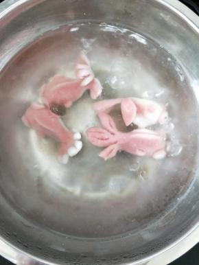 锅里把水烧开后转小火，放入金鱼汤圆煮熟即可。