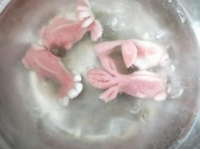 锅里把水烧开后转小火，放入金鱼汤圆煮熟即可。