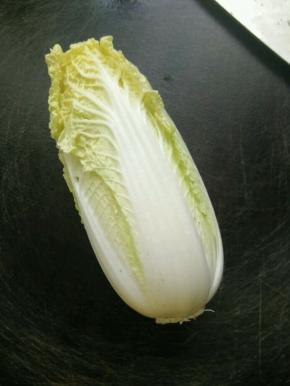 先准备好一棵娃娃菜，不需要太大，可以把外面的几片剥掉。
