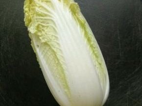 先准备好一棵娃娃菜，不需要太大，可以把外面的几片剥掉。