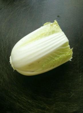 然后切成两半，是头尾分半哦，如图。